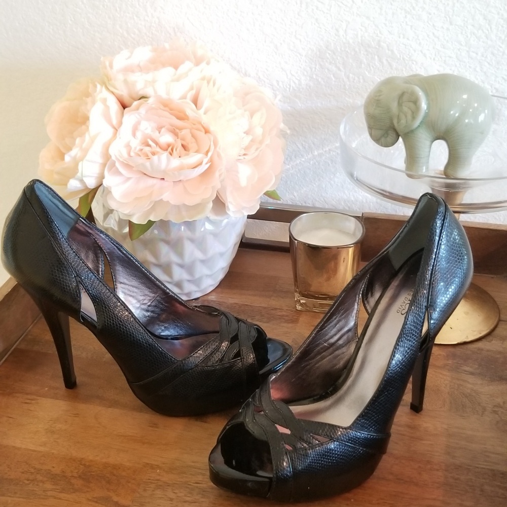 NWOT Charles David Black Snake Peep Toe Pumps 😍